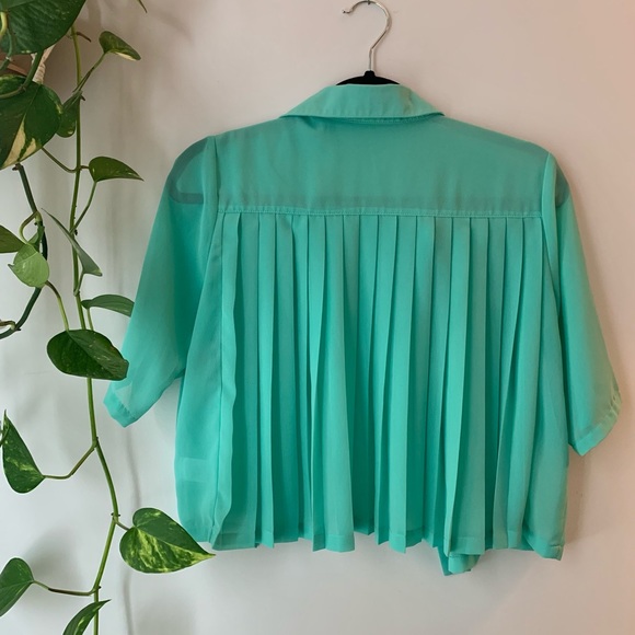 Light Collared Shirt with Pleats at Back - Picture 2 of 6